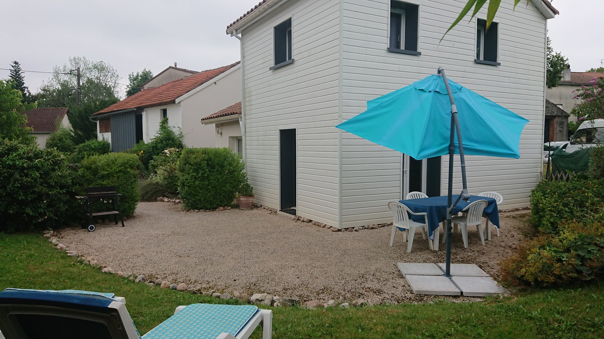 Façade et jardin du gîte TIGWEN