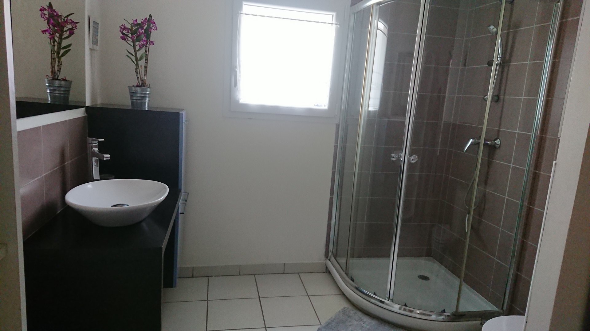 Salle de bain avec douche italienne